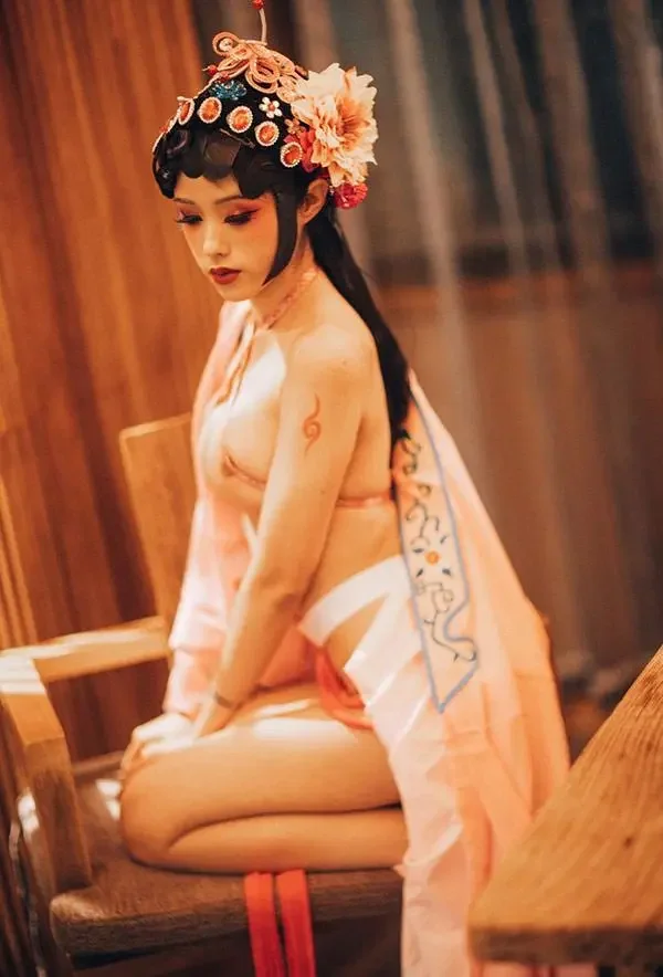 福利姬困困狗居家私拍展现美乳人体2