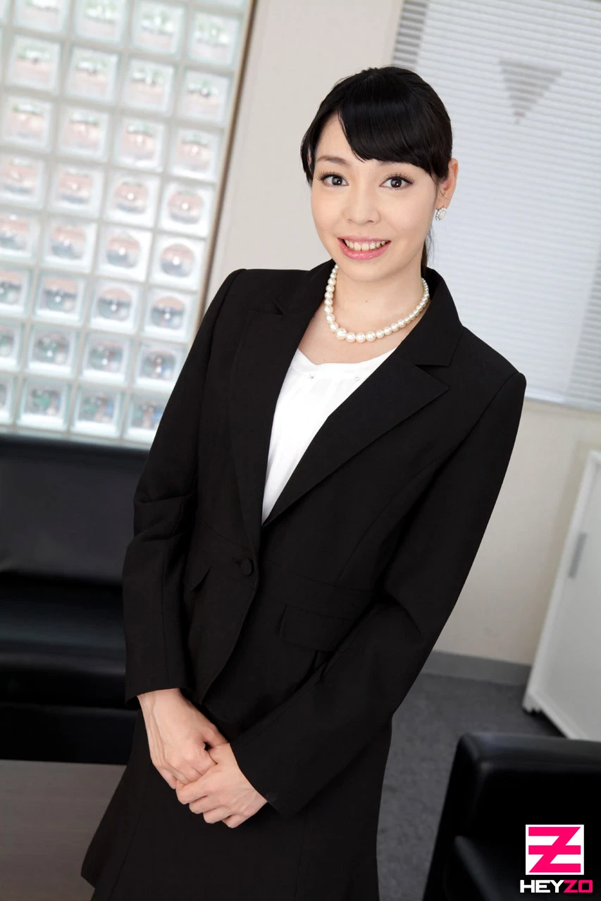 東峰きさ 美腿女主管久久未體驗性愛快感
