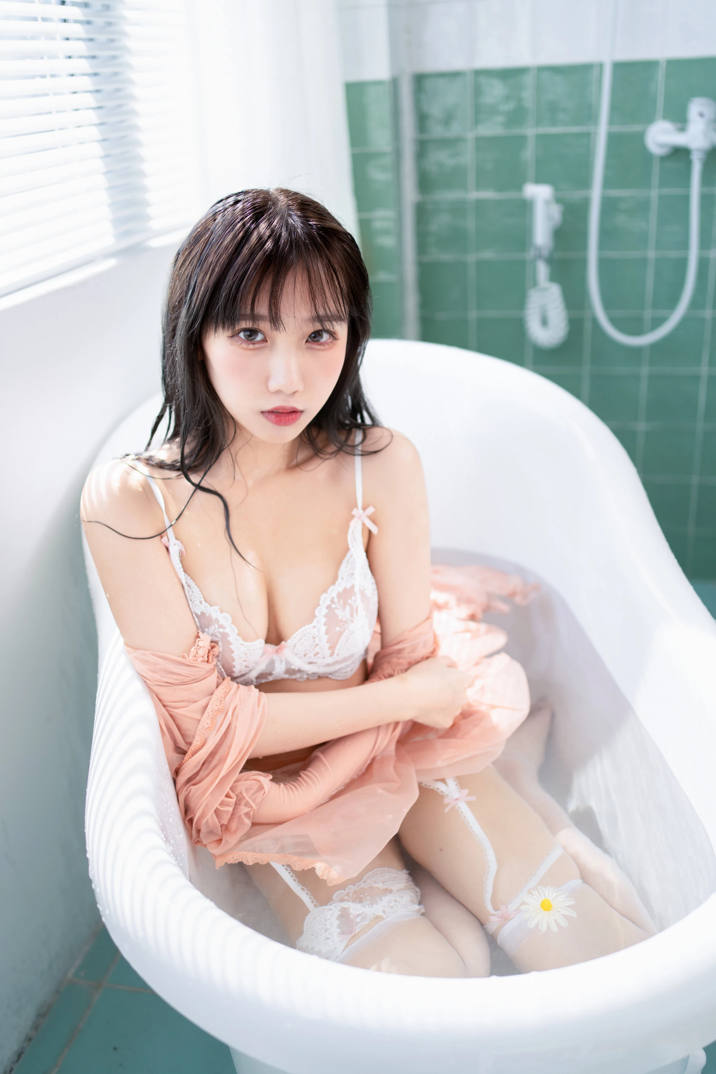 果咩醬w 白色吊帶襪2 浴缸濕身畫面過於情色