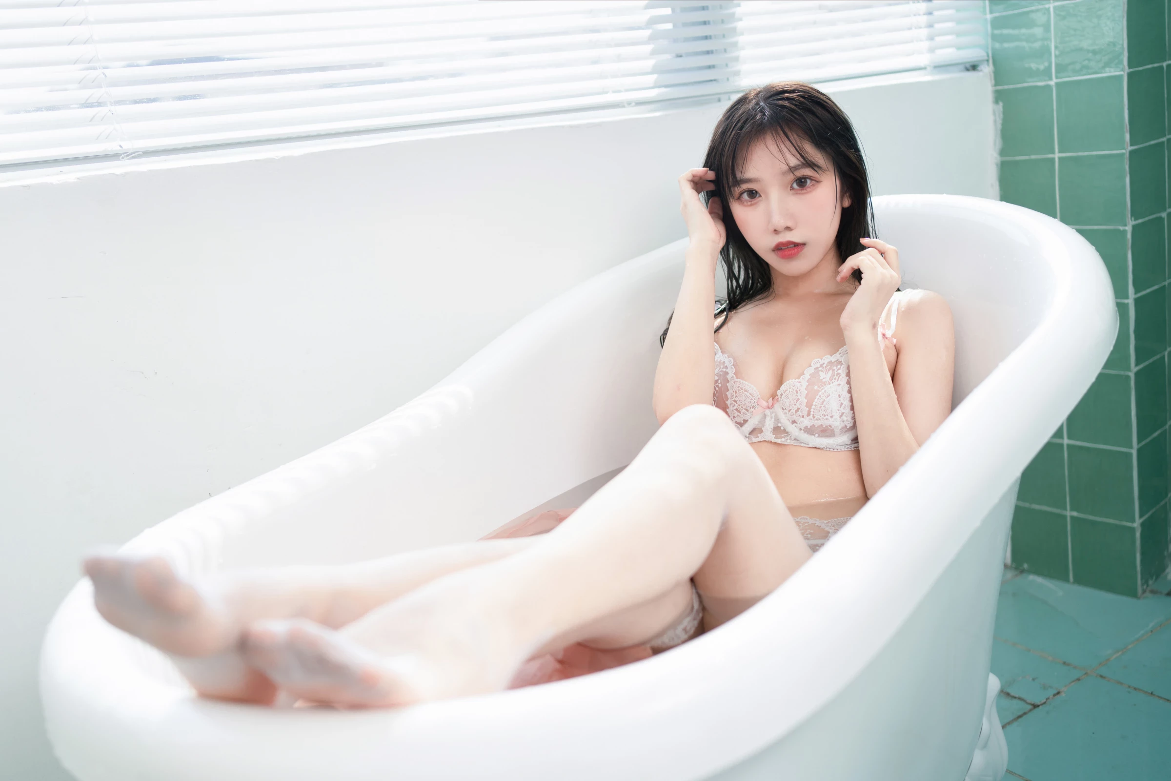 果咩醬w 白色吊帶襪2 浴缸濕身畫面過於情色