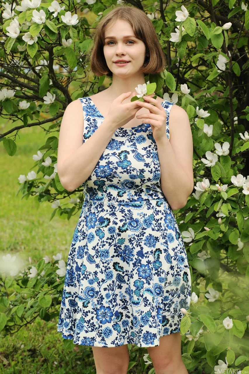 迷人少女 Aurelia Lu 在户外展示她的天然大乳房和剃光的阴道