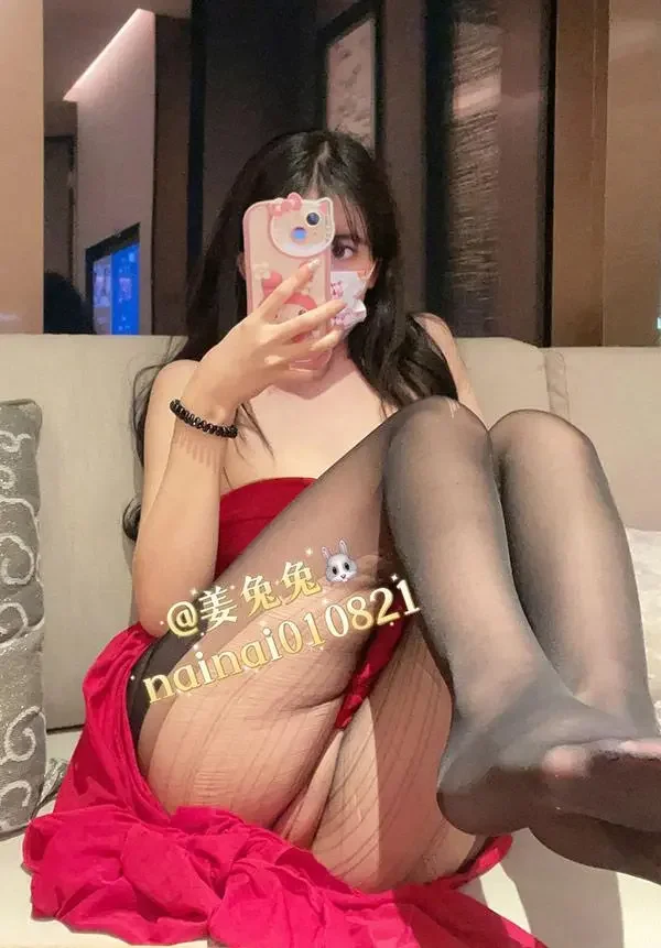 福利姬晴儿新年福利 毛绒内衣+小背心