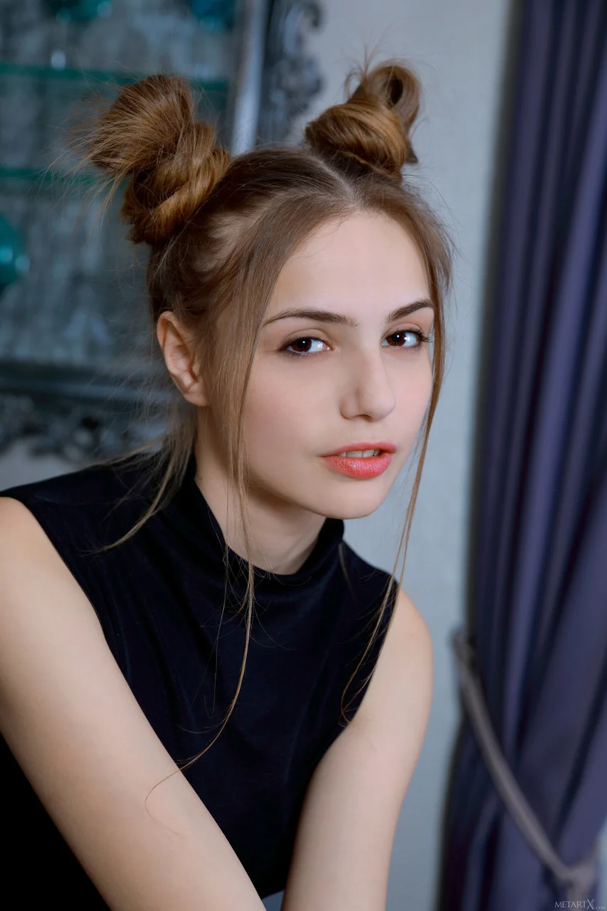 性感瘦削的美女 Elle Tan 展示她的翘臀，并用手指触摸她剃光的阴部