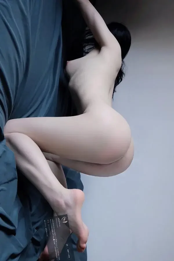 福利姬困困狗居家私拍展现美乳人体