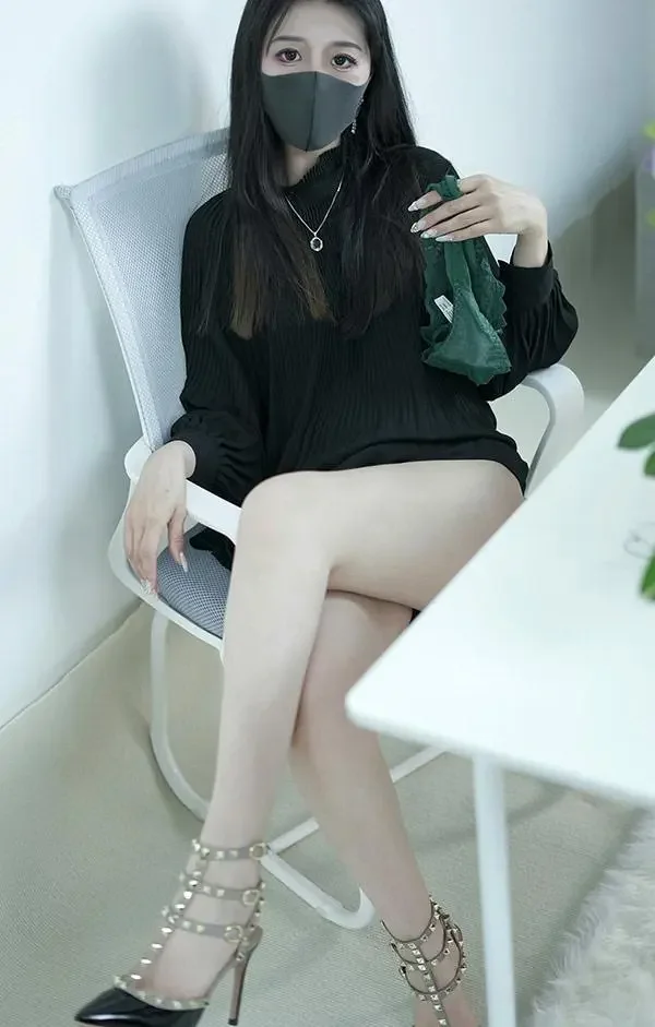 福利姬赤西夜夜之双丸子头白衣吊带女生